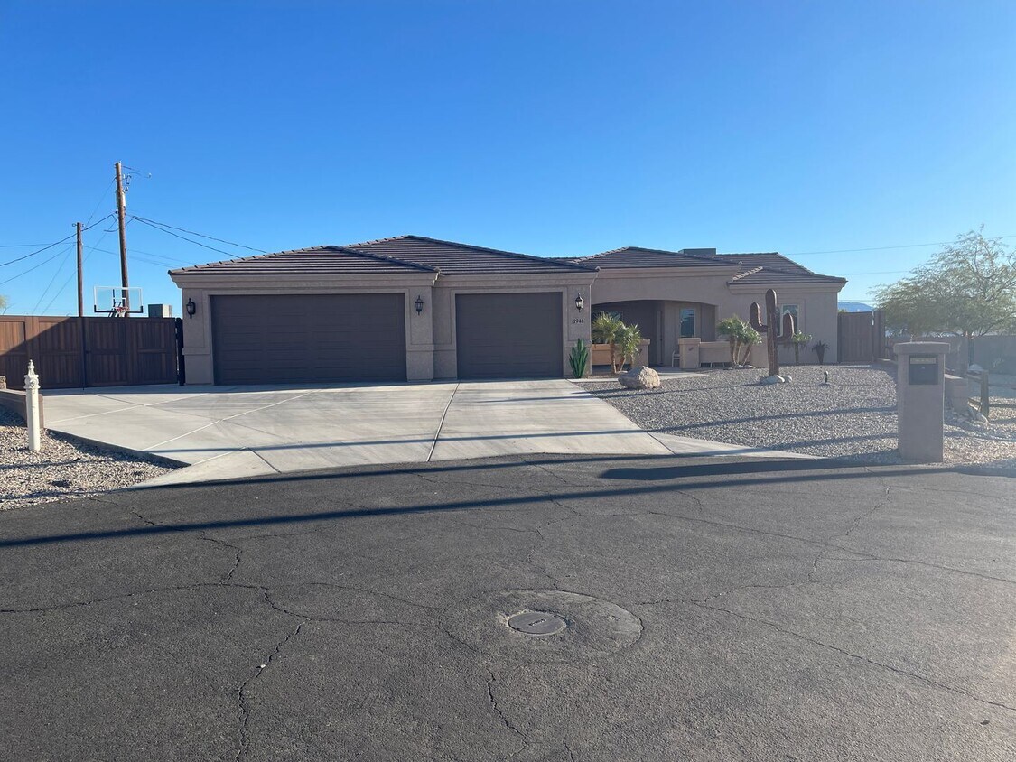 Primary Photo - Luxurious Winter Getaway in Lake Havasu 20...