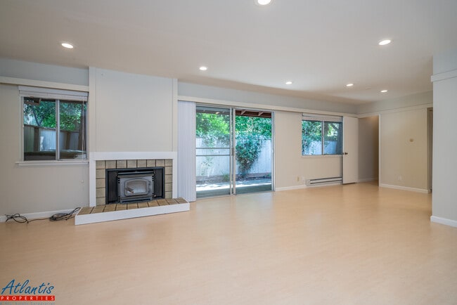 Building Photo - Willow Park | Stylish Condo | Newly Updated
