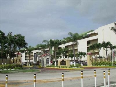 Building Photo - 8870 Fontainebleau Blvd
