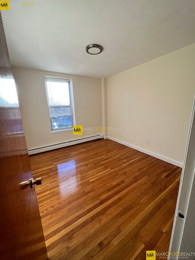 Building Photo - 167 Beacon St