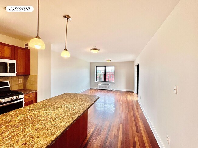 Building Photo - 93 Rapelye St