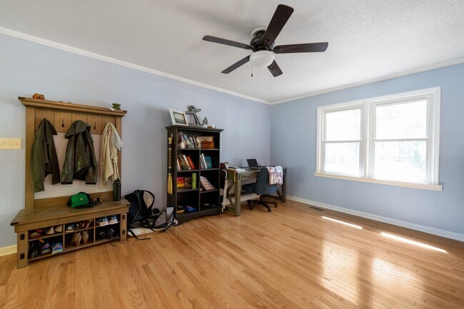 Building Photo - Cozy 3Bed/2Bath with plenty of natural light located in Durham! Enormous backyard is a must see!!