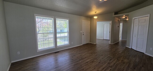 Foto del edificio - 907 Aspen Grove St