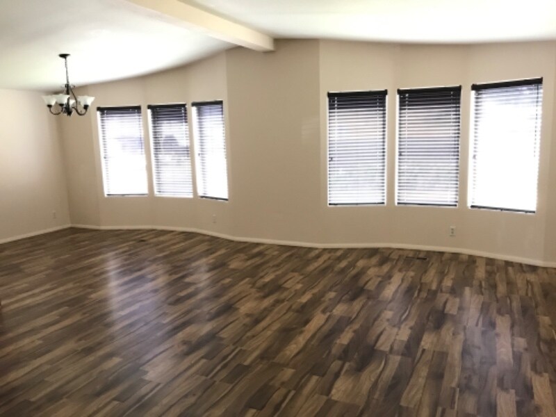 Foto principal - 612 NW Cliff Ave