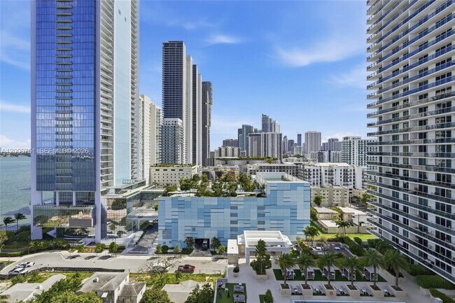 Foto del edificio - 601 NE 27th St