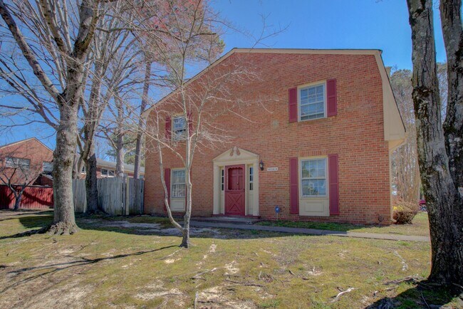 Building Photo - Renovated 3 Bedroom, 2 1/2 Bath Townhome i...