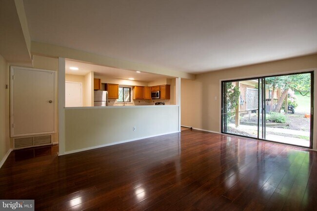 Building Photo - 907 Meadow Woods Ln