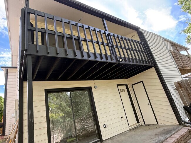 Foto del edificio - 2412 1/2 Hidden Valley Dr
