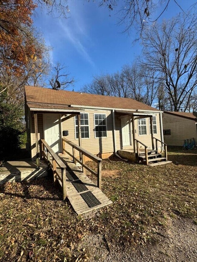 Foto del edificio - Great 1 bed 1 bath duplex in North Springfield. Remodeled