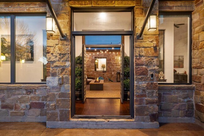 Building Photo - 13017 Luna Montana Way S