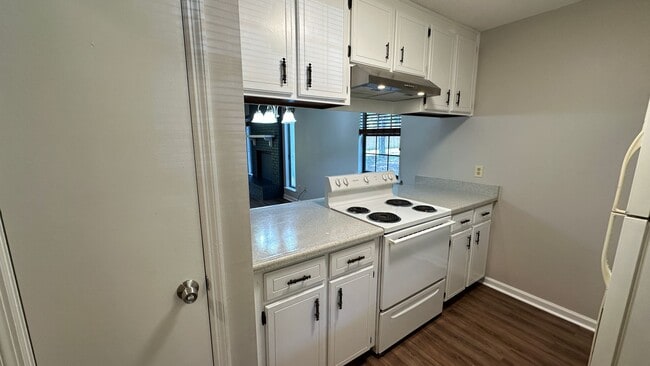 Foto del edificio - Lovely SOUTHWOOD Area 2/1.5 w/ Large Yard, Deck, & Open Floor Plan! $1350/month Avail July 1st!