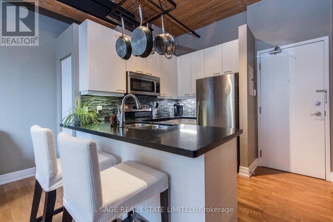 Building Photo - 781 King St W