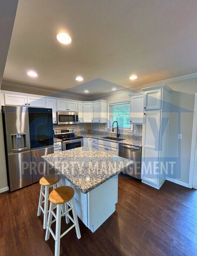 Foto del edificio - Gorgeous four bedroom home!!