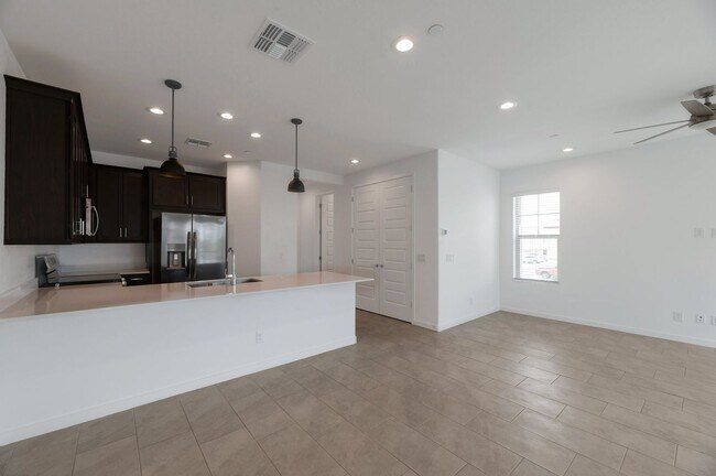 Building Photo - Like Brand New Luxurious Modern 3 Bedroom ...