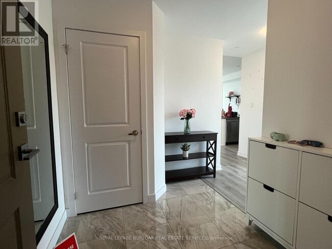 Building Photo - 101-101 Shoreview Pl