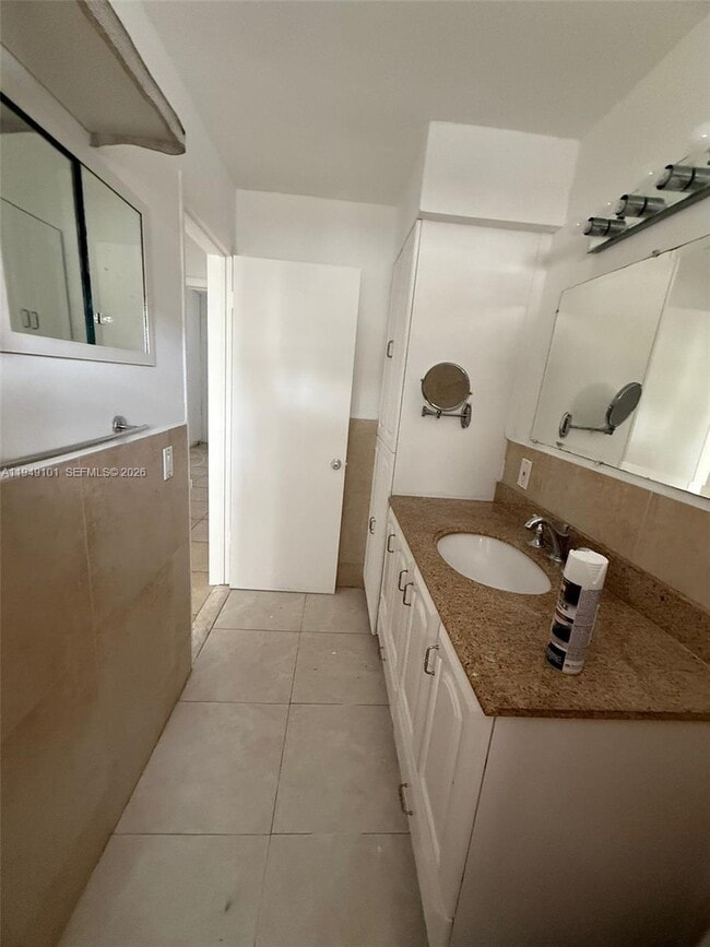 Building Photo - 10250 W Bay Harbor Dr