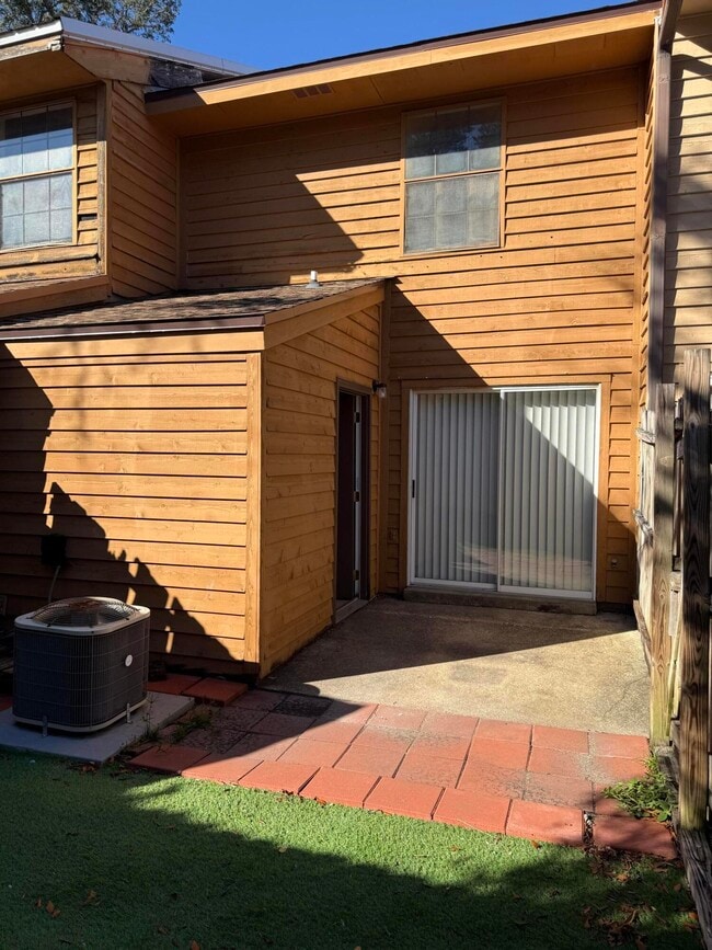 Foto del edificio - 226 Pelham Rd