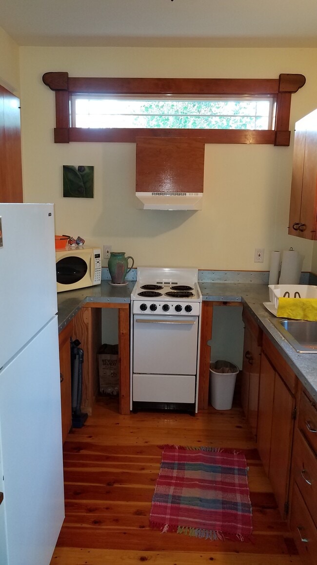 20" electric stove and oven - 3733 N Michigan Ave