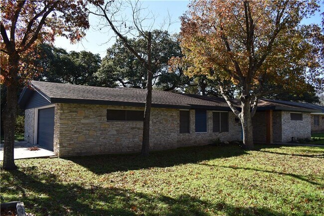 Building Photo - 2001 Oakglen Dr
