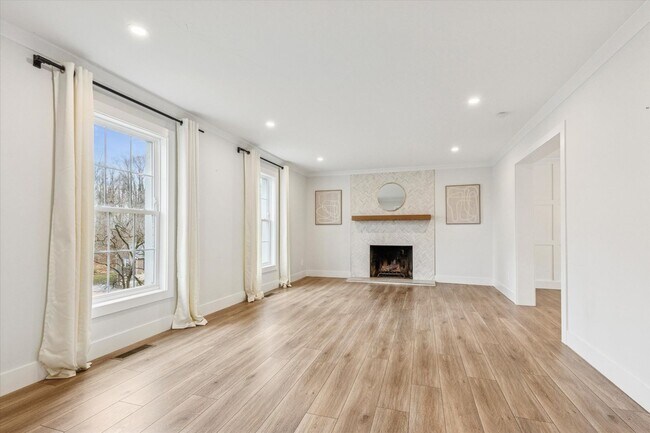 Foto del edificio - Stunning Renovated 5-Bedroom Exton Home – 6-Month Lease, Gourmet Kitchen & Walkout Basement