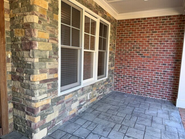 Foto del edificio - Luxury Living: 4 Bedroom home in Chapel Hill w/ spacious interior | 2 Year Lease Term