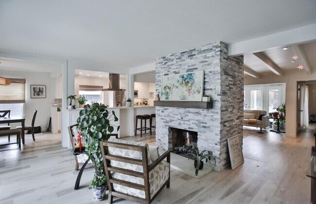 Building Photo - 309 Kings Pl