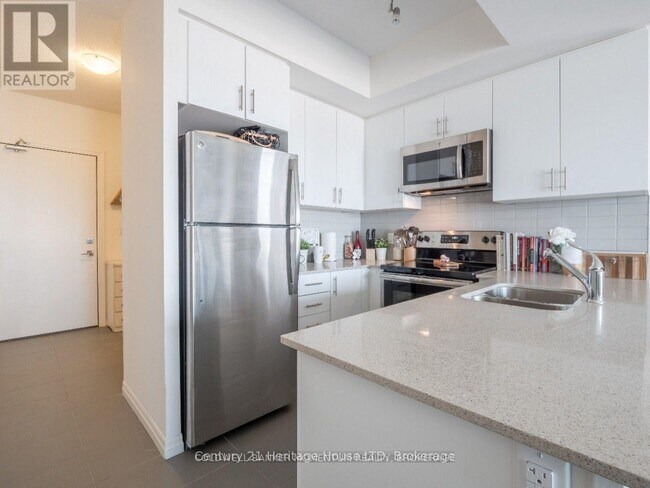 Photo du bâtiment - 560 N Service Rd