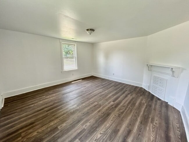 Building Photo - MOVE IN READY ONE BEDROOM ONE BATH - GREAT...