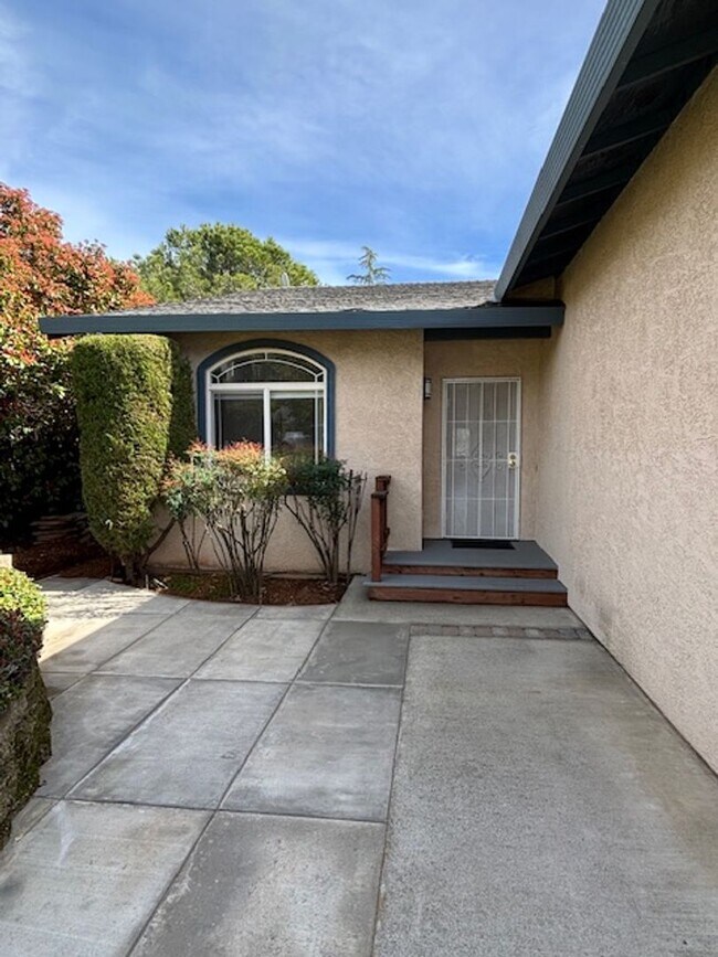 Foto del edificio - Three bed, two bath unit conveniently located off of Bell Road!