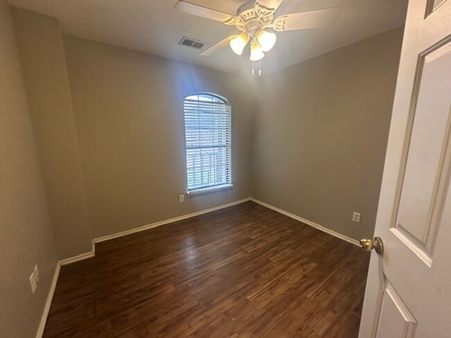 Building Photo - Spacious 4 bd, 2 bath - Converted garage f...