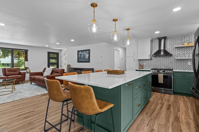 Building Photo - 1095 April Ln