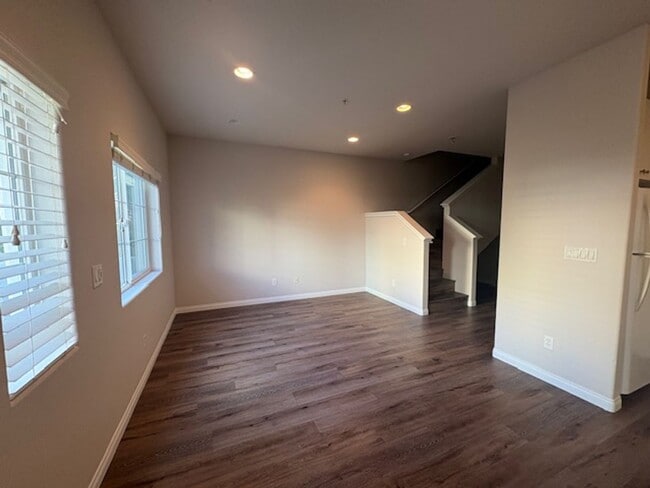 Building Photo - 824 Lawrence Dr