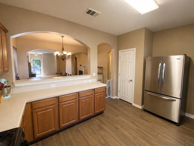 Building Photo - 305 Dark Horse Ln