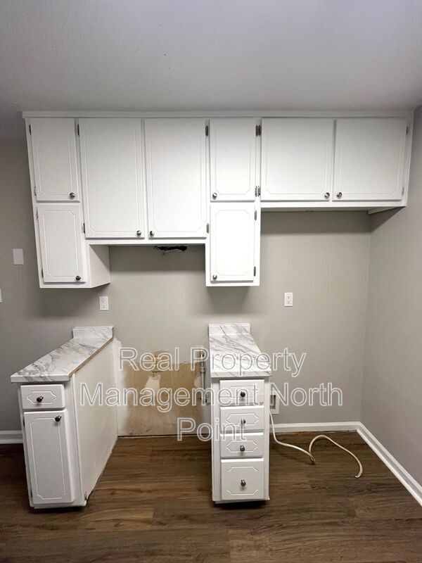 Foto del edificio - 5843 Summerglen Ln