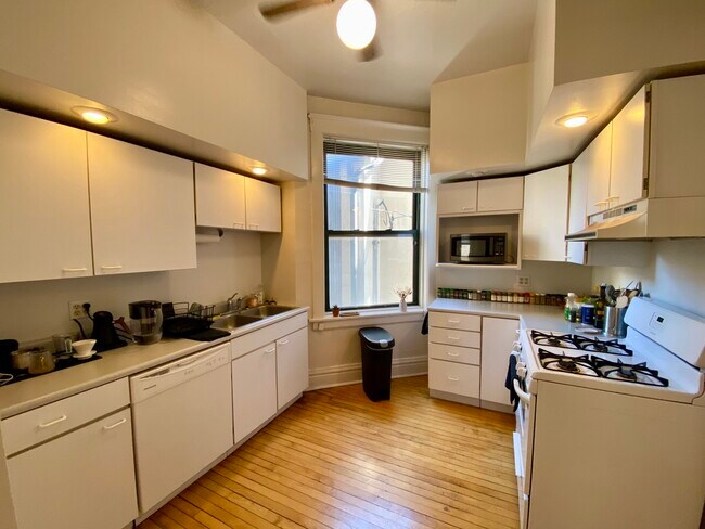 Building Photo - 2060 N Racine Ave