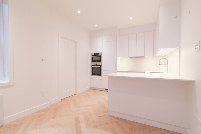 Building Photo - 590 Av. Outremont