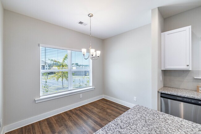 Foto del edificio - 2033 Weaver Way