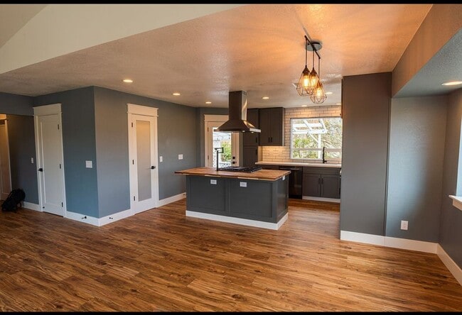 Building Photo - 20825 Crest Dr