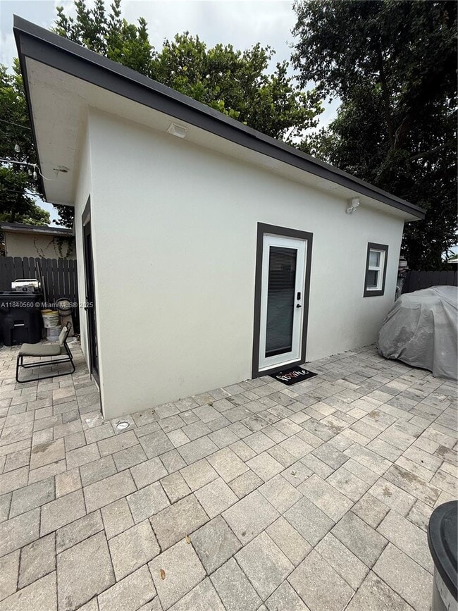Building Photo - 4500 SW 31st Dr
