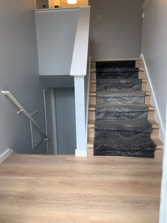 Foto del edificio - Spacious 3 Bed 2.5 bath Kent Split-Level home