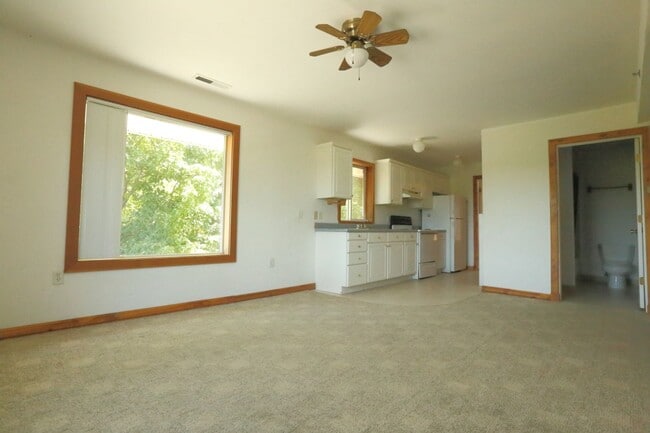 Foto del edificio - Spacious upper 3-bedroom unit with 2 full ...