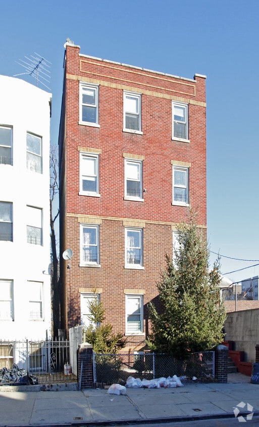 Building Photo - 121 Downing St