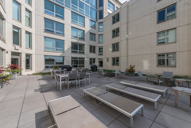 Building Photo - 3218 N Clark St