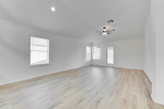 Building Photo - 2410 Lakecrest Town Dr