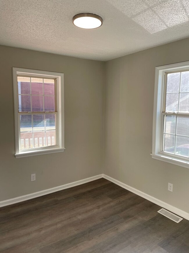 Foto del edificio - 645 W Northwest Blvd