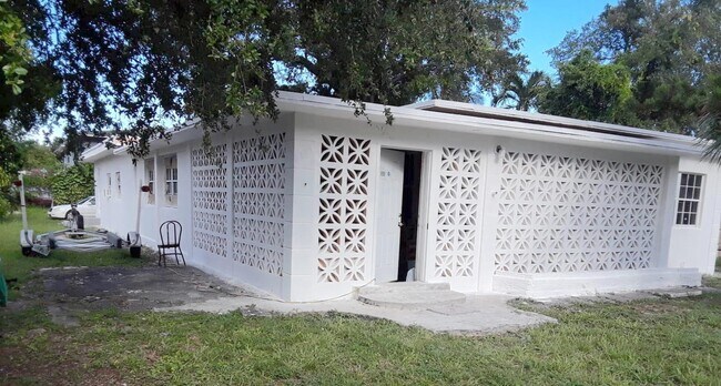 Building Photo - 6425 NE Miami Pl