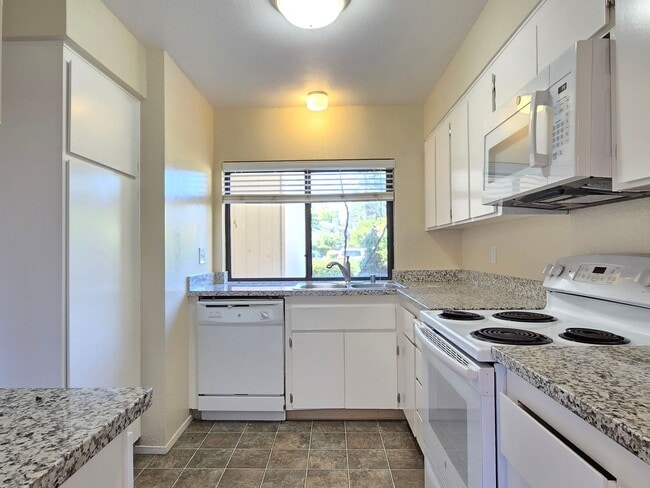 Building Photo - Nice and Spacious 2 Story End-Unit Townhom...