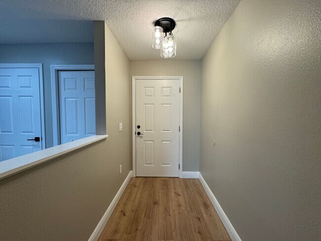 Building Photo - Fully Renovated Townhome | Modern Quartz K...