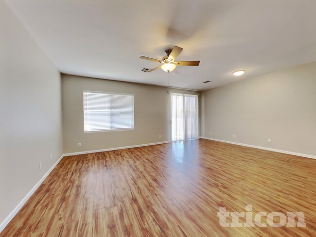 Foto del edificio - 12919 W Soledad St