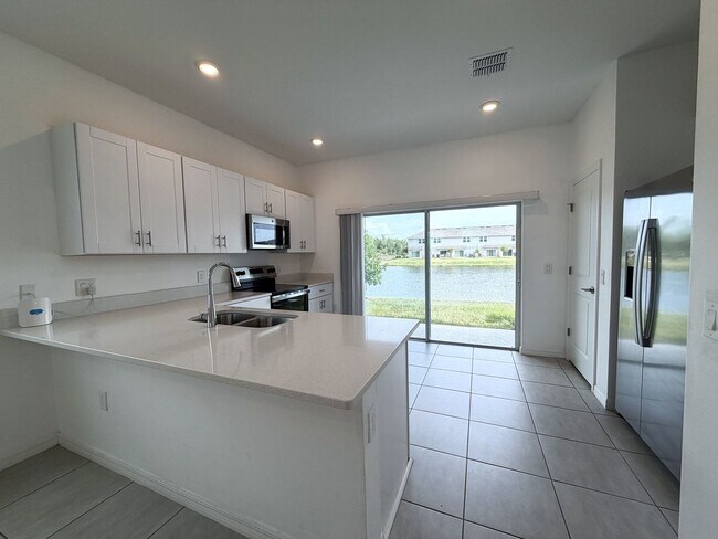 Foto del edificio - Westview End Unit Townhome